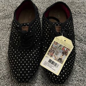TOMS Cordones. Size 9. Black polka dot.